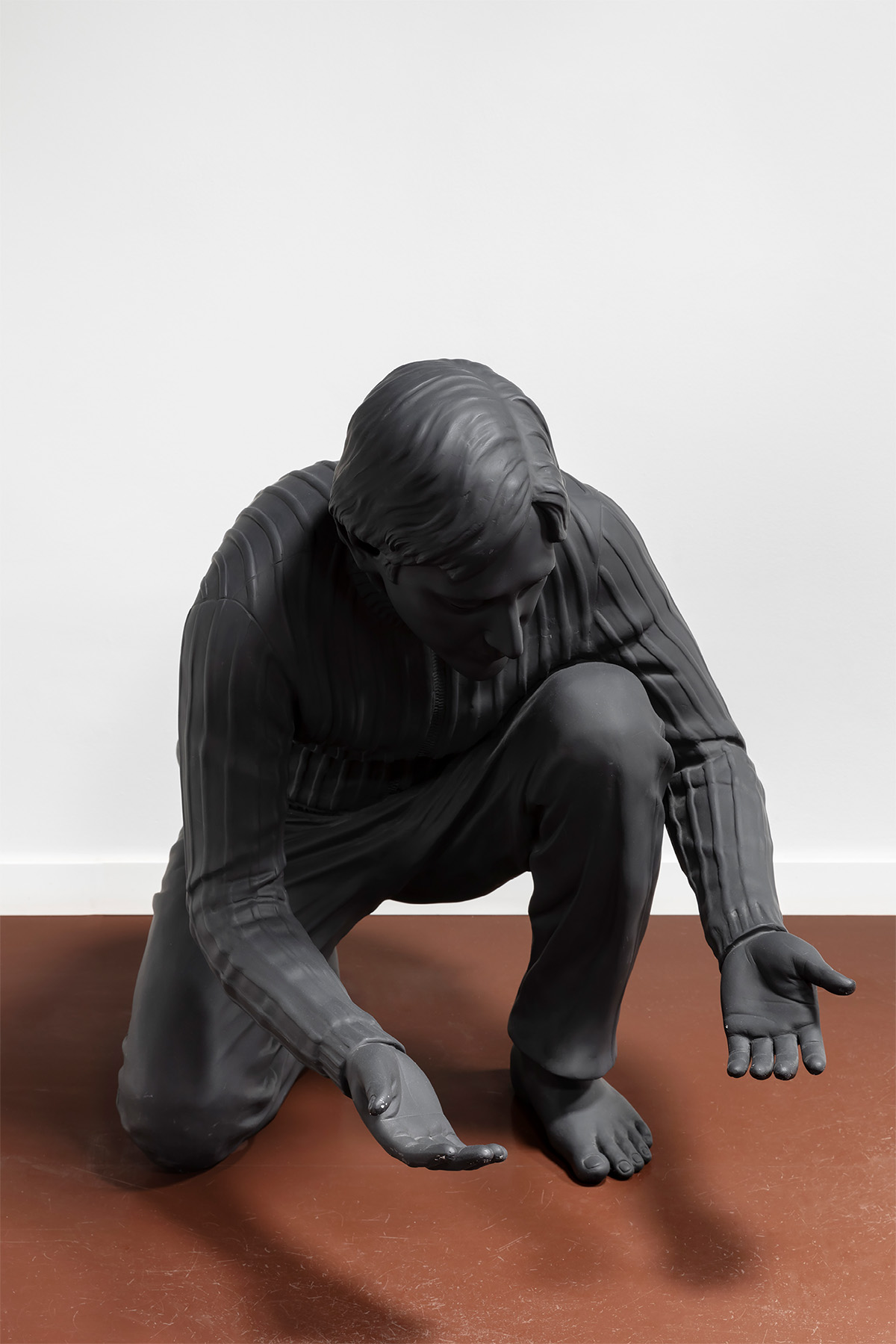 Praneet Soi, Pieta, 2007 fibra di vetro, 102 x 81 x 199 cm