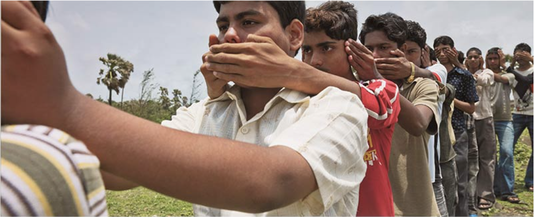 Shilpa Gupta, Untitled, 2008 fotografia su tela, 100 × 250 cm